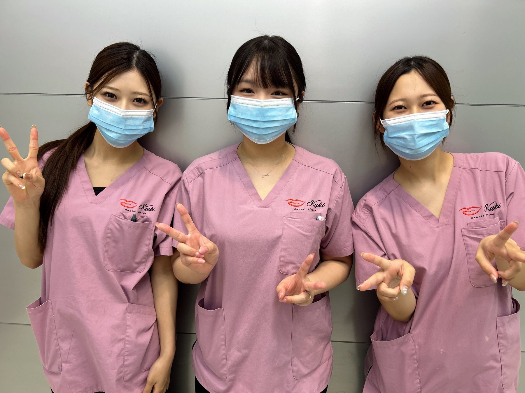 3人の歯科衛生士スタッフの集合写真