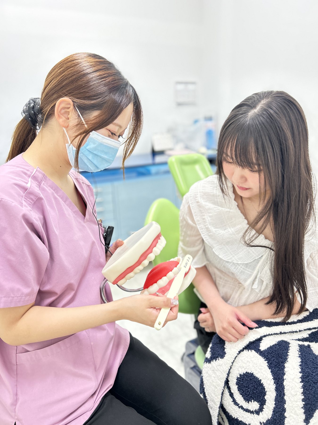 患者さまに模型で歯磨きの方法を説明