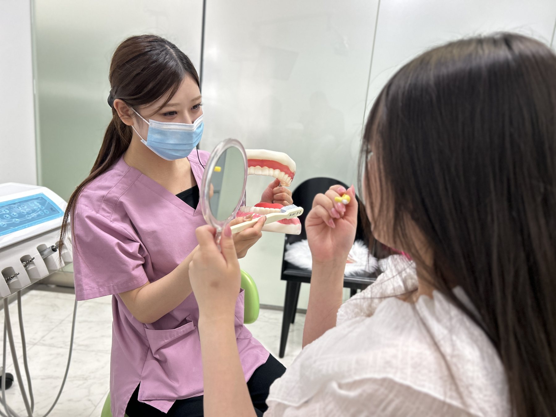 模型を使った丁寧なブラッシング指導