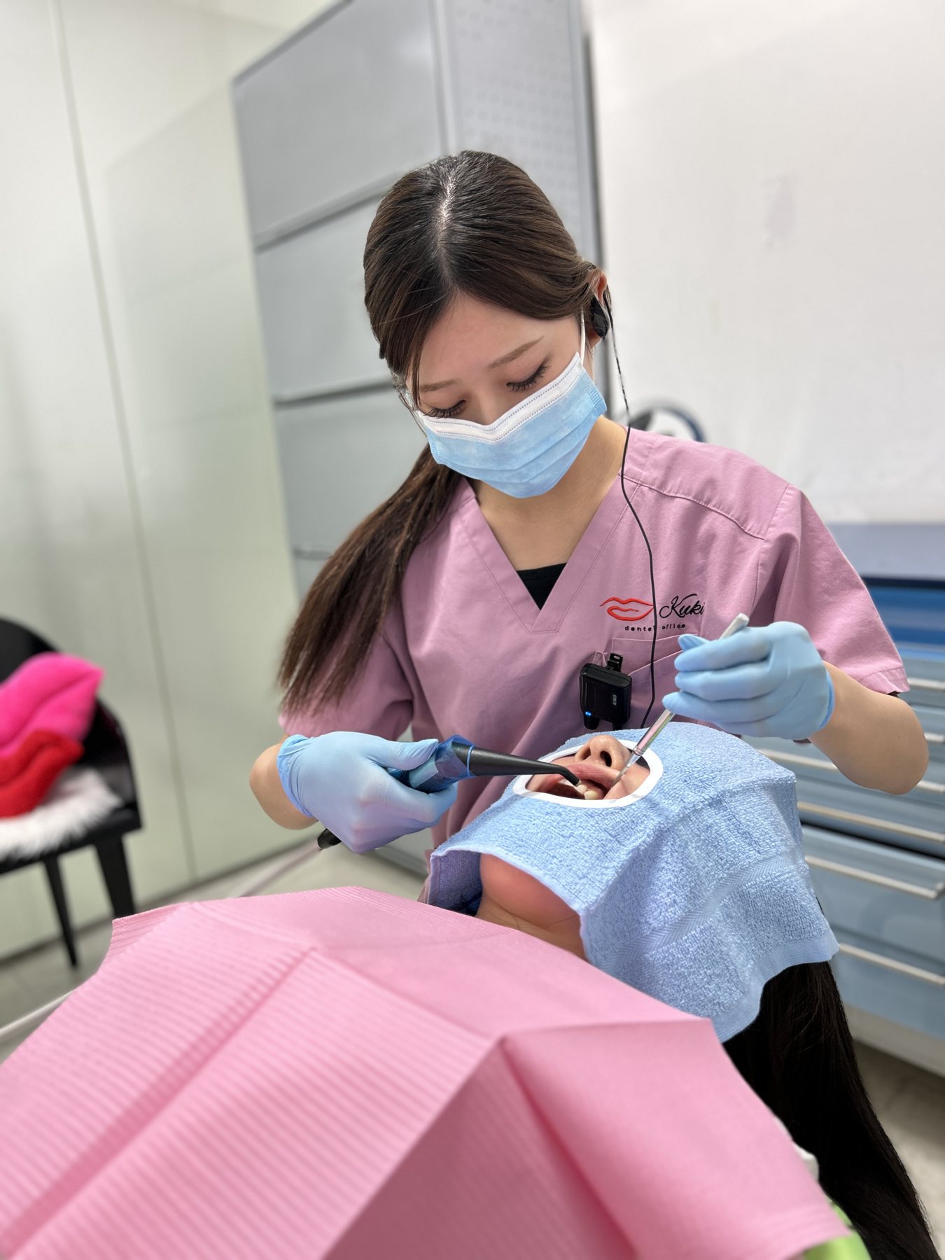 患者さまの口腔ケアに取り組むスタッフ