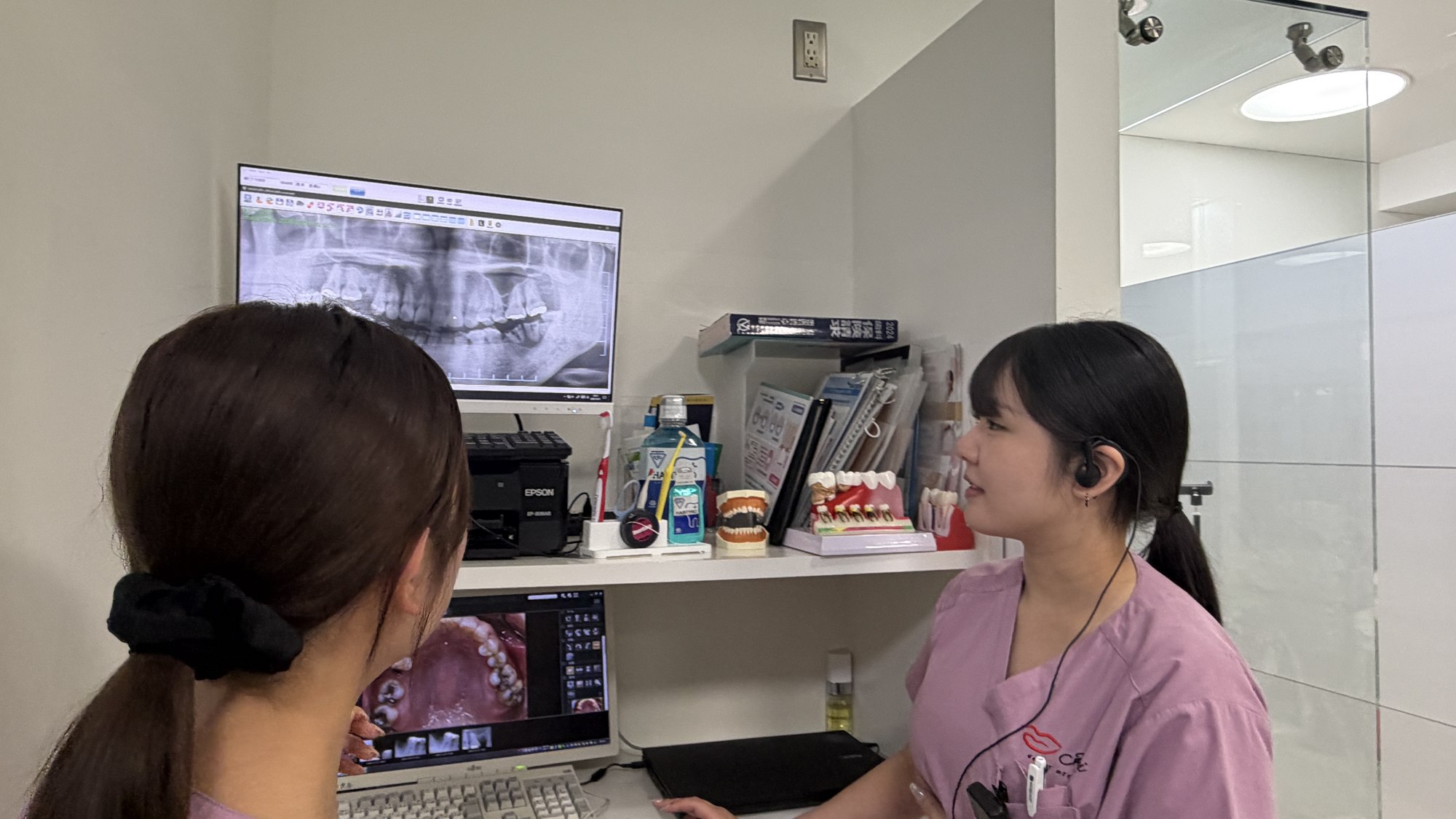 モニターの画像を確認する歯科衛生士