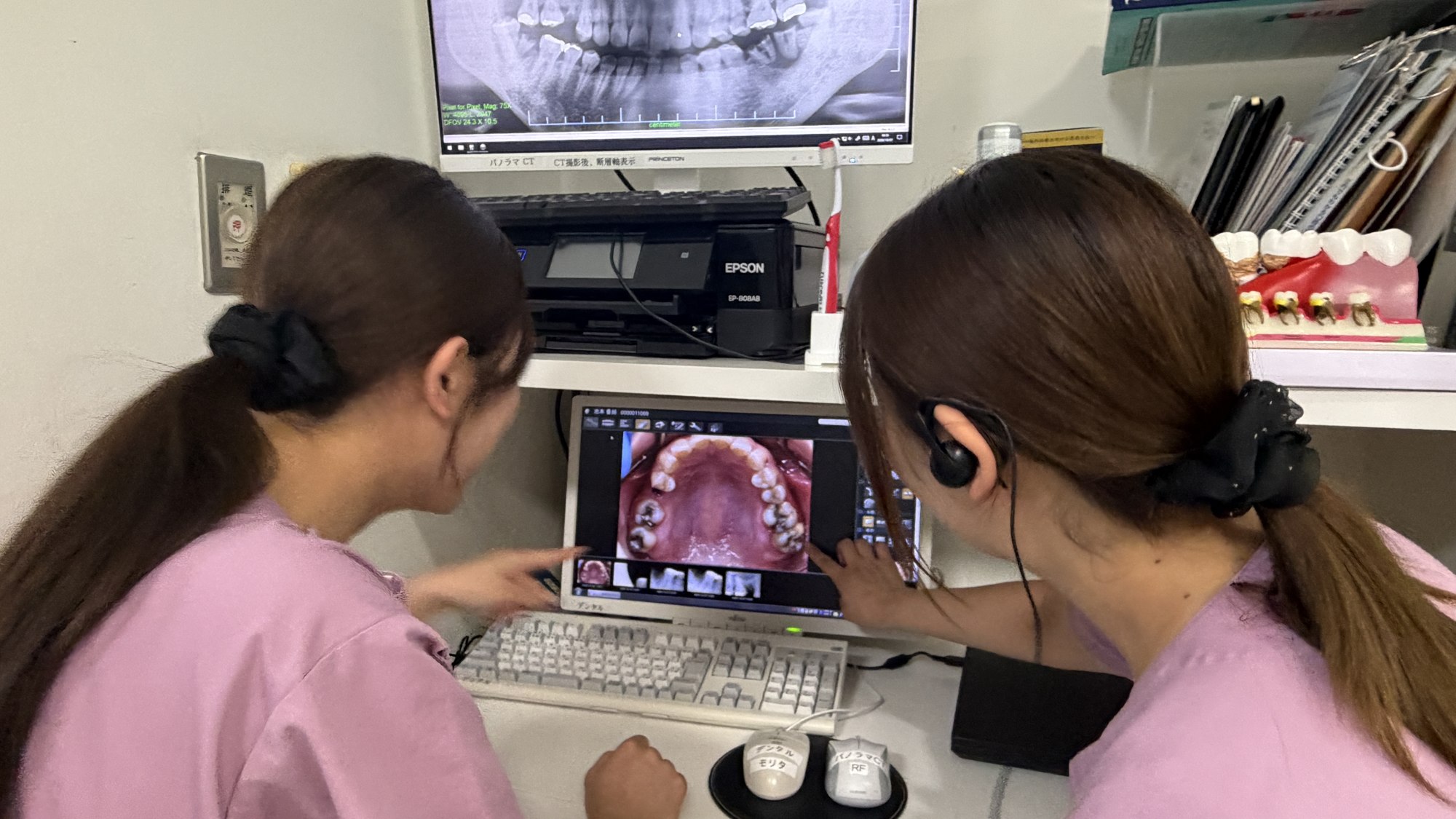 口腔内写真を一緒に確認する歯科衛生士