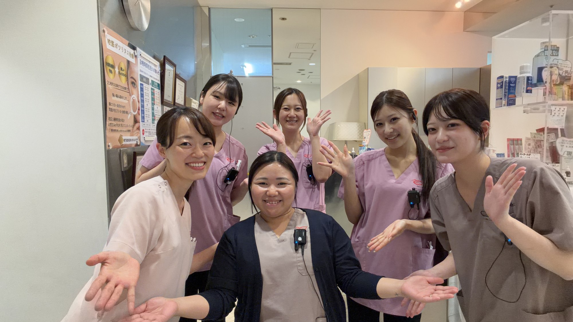 受付で笑顔を見せる6名のスタッフ