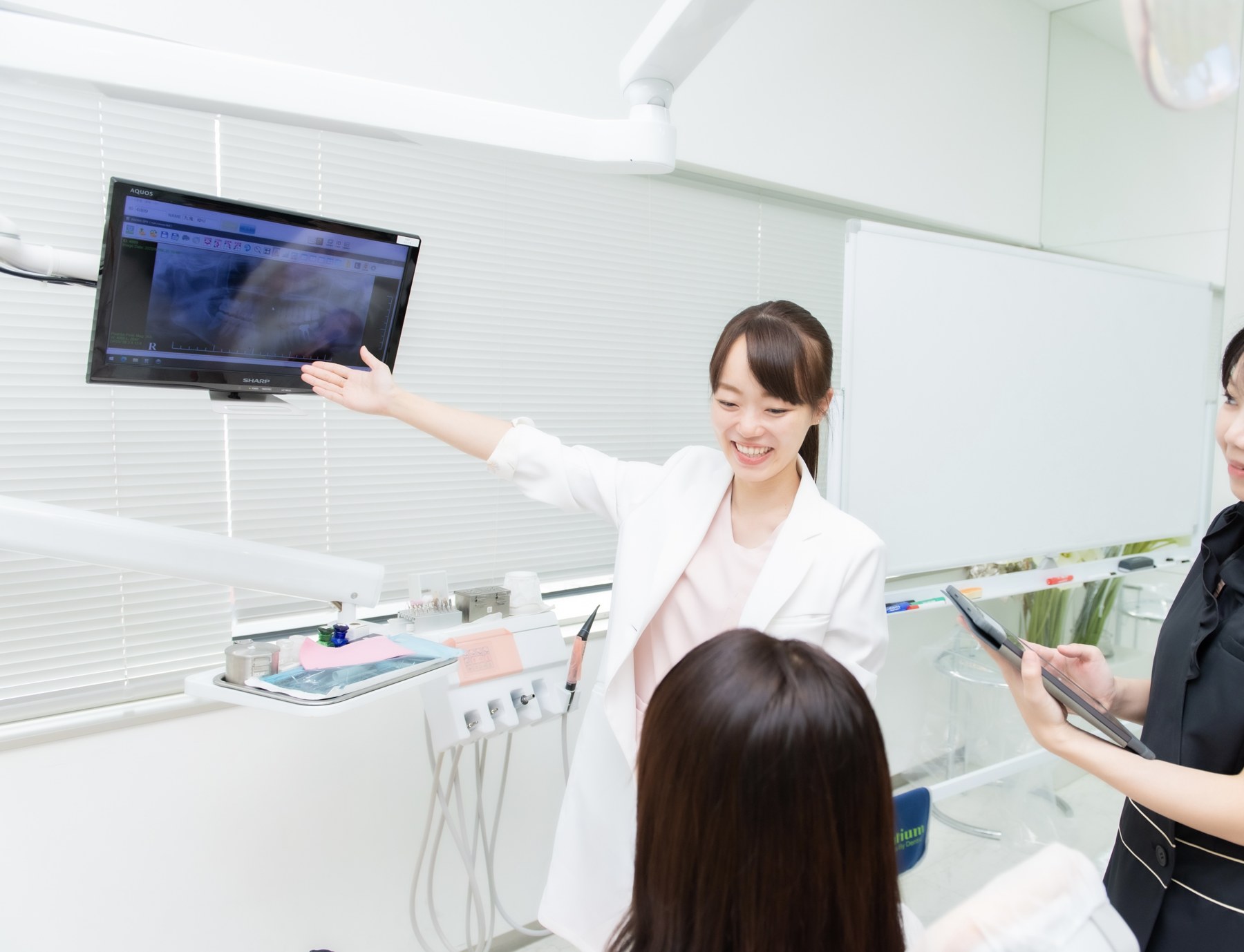 代表の九鬼ゆりがモニターを使って説明する様子