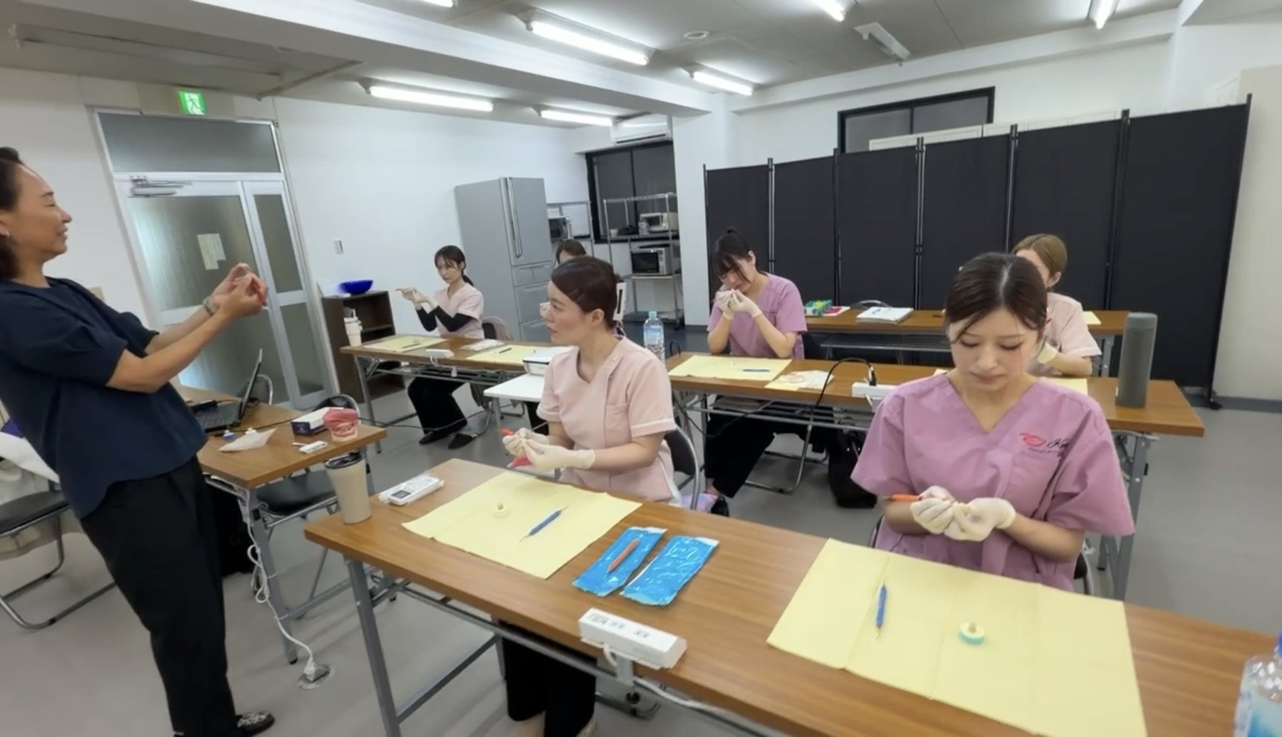 外部講師による研修に取り組むスタッフ